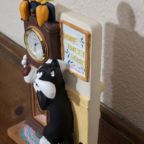 Vintage Tweety & Sylvester Looney Tunes clock like new, tabletop, analog