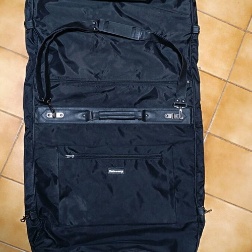 Suit bag like new, black, with zippers and detachable hanger