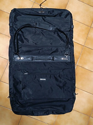 Suit bag like new, black, with zippers and detachable hanger
