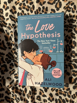 The Love Hypothesis by Ali Hazelwood like new with bonus chapter