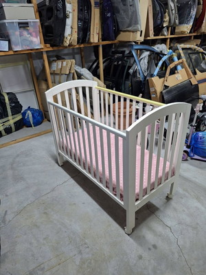 Βρεφική κούνια Mothercare σαν καινούργιο με στρώμα