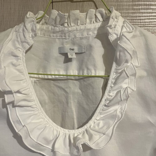 Gap white blouse shirt size XS used with neck details