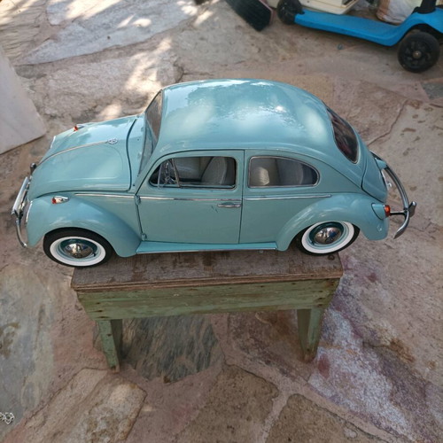 Volkswagen Beetle 1:8 scale model by HACHETTE like new