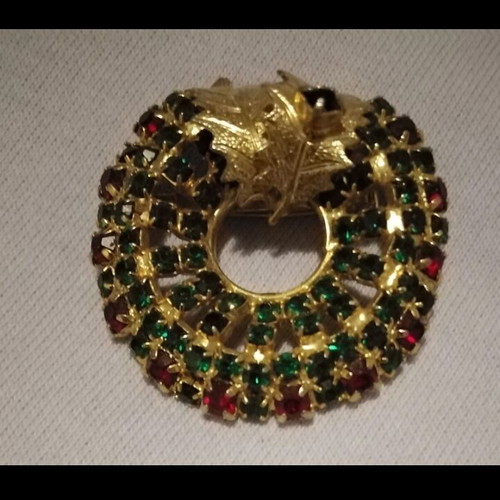 Vintage Christmas pin like new, multicolored, gold tone