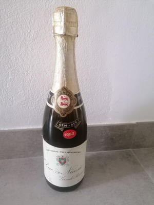 Cypriot Duc de Nicosie Champagne sealed from the 1980s new