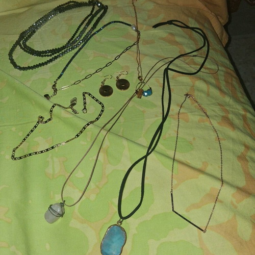 Set of 8 jewelry pieces