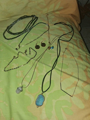 Set of 8 jewelry pieces