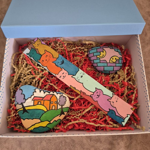 Giftbox with 2 colorful stones and a bookmark