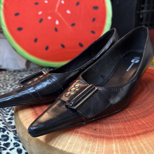 Pointed Toe Black Flats with Decorative Buckle size 35 like new