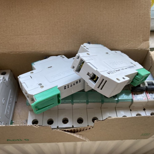 Geyer & Legrand automatic rail circuit breakers, pack of 12
