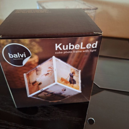 Photo rotation device like new, cube frame with light