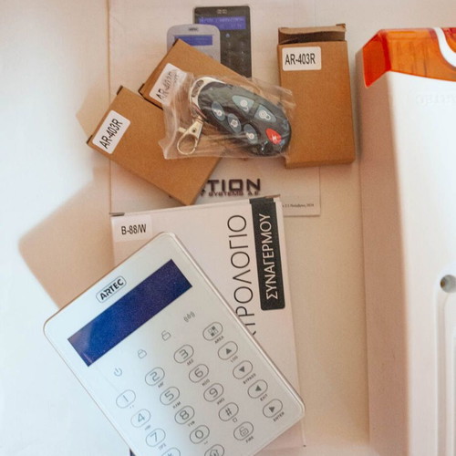ARTEC AR 88 alarm system with SRN 303 siren, B-88W keypad, 3 AR-403R remotes