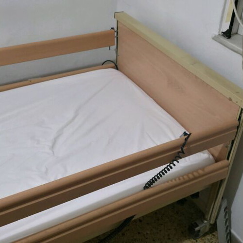 Single hospital bed like new with remote control and 4 motors
