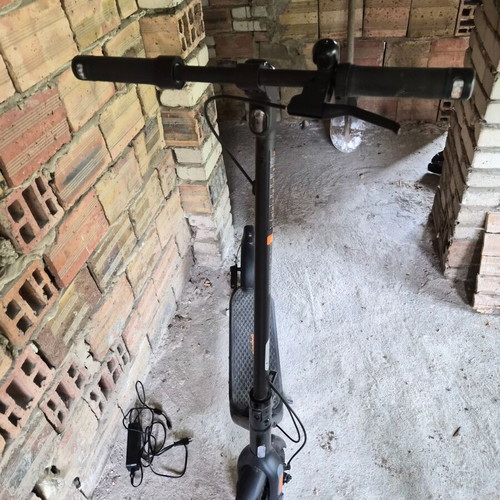 Electric scooter like new with 1 year warranty, original box and documents