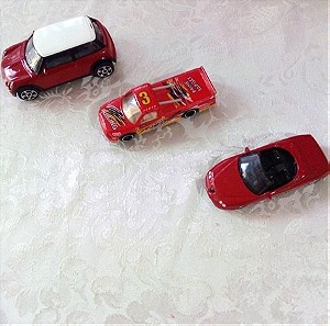 Τρία κόκκινα αυτοκινητακια