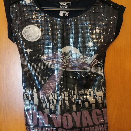 Bershka T-shirt UFO pattern like new, sizes S-M, black multicolor