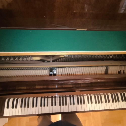 Akkopq Piano like new with three pedals