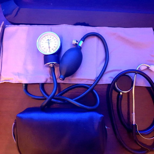 Analog arm blood pressure monitor with stethoscope like new
