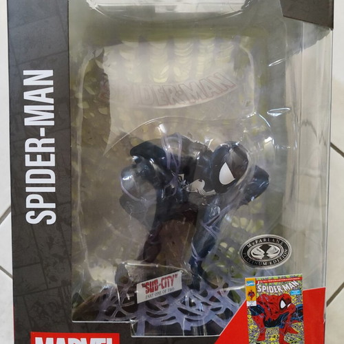 Spider-Man McFarlane Platinum Edition Marvel figure with comic book