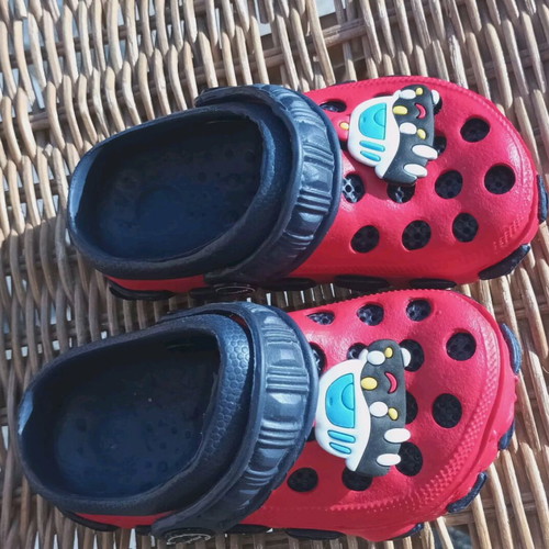 Boy's slippers size 22 like new