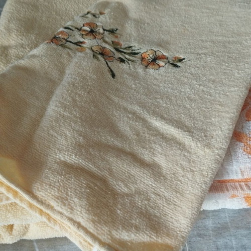 Towel set 3 pieces, like new, cream with floral embroidery