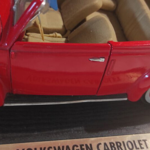 Volkswagen Cabriolet Maisto 1:18 collectible model like new, red