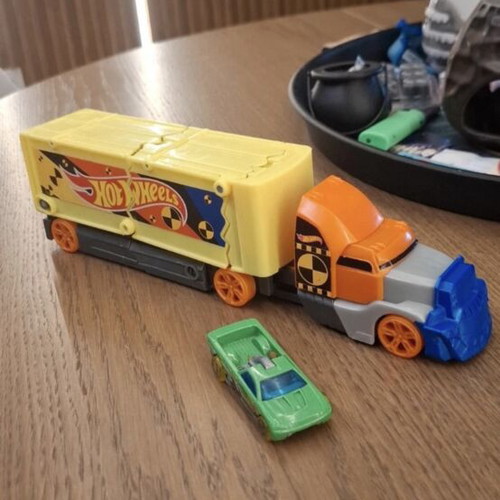 Hot Wheels small truck like new
