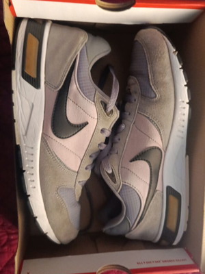 Nike Nightgazer sneakers size 41 like new, multicolor