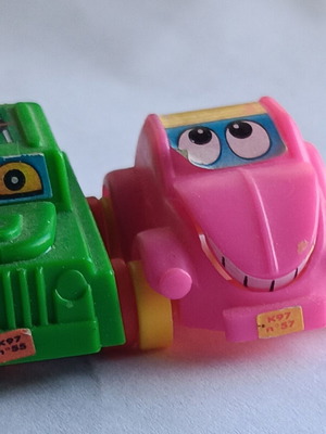 Αυτοκινητάκια Kinder Surprise 1997 σαν καινούργια, πράσινο τζιπ και ροζ σκαθάρι