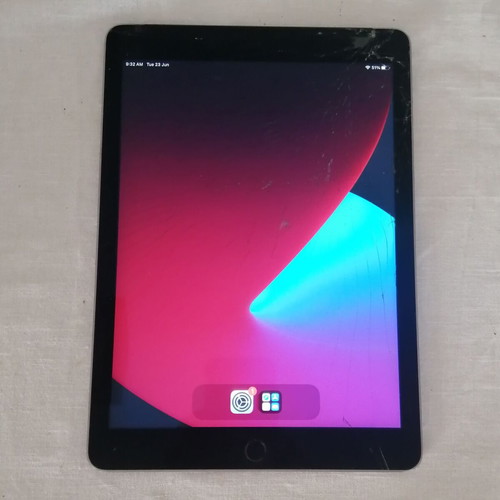 Ipad Air 2 128GB used, broken screen, fully functional touch and battery