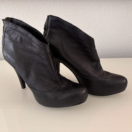 Black leather ankle booties size 38 with stiletto heel like new