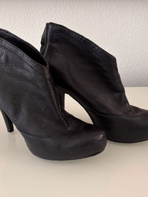 Black leather ankle booties size 38 with stiletto heel like new