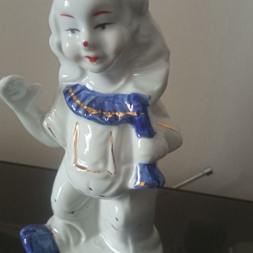 Porcelain figurines set of 3 like new