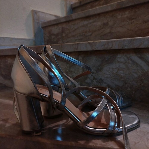 Tamaris women's sandals with slim mid heel in silver like new