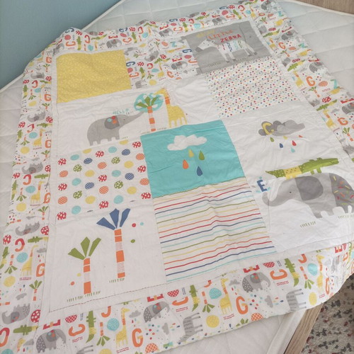 Baby quilt like new, lightweight for crib 0.90 x 1.10