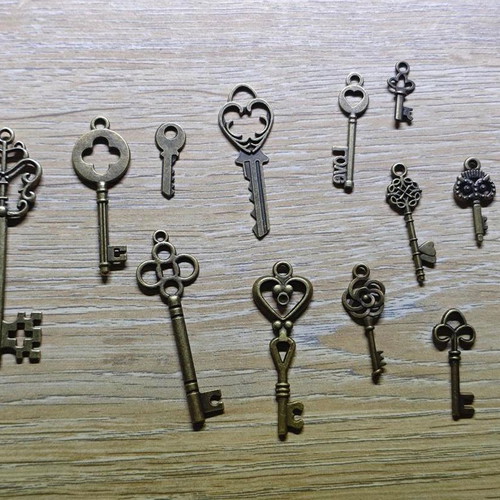 Decorative vintage keys set of 12, like new, brass look