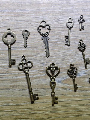 Decorative vintage keys set of 12, like new, brass look