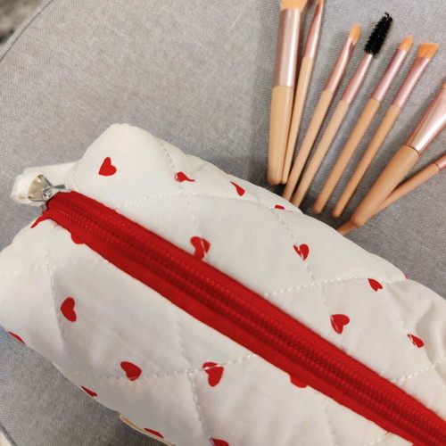Makeup brush set of 8 with heart-patterned pouch new
