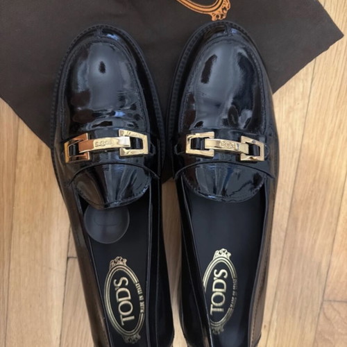 Tod's black patent leather loafer like new with gold logo detail