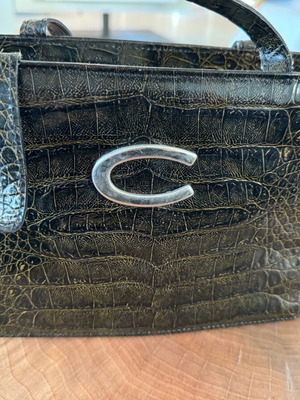 Handbag daily use like new, black and gold color
