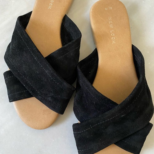 Slippers with wide black straps New Look size 37