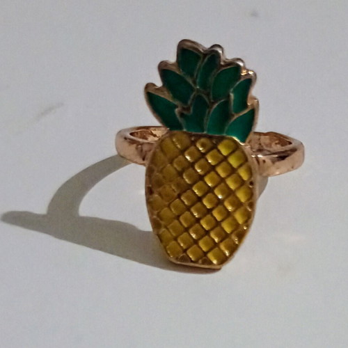 Ring like new, gold color with pineapple design