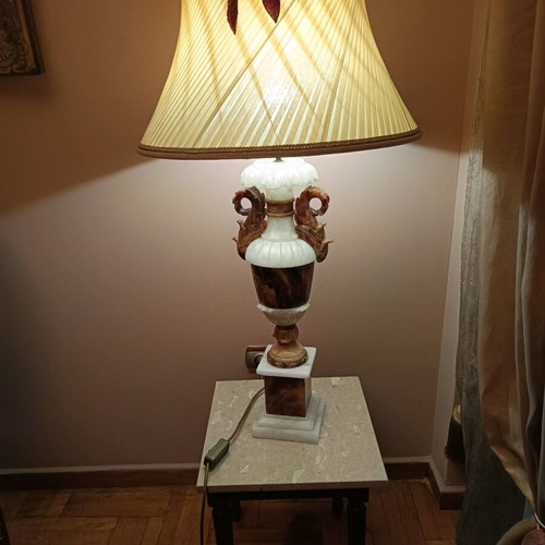 Alabaster amphora table lamps like new, set of 2 with large shades