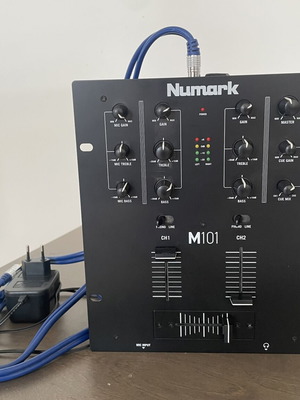 Numark M101USB DJ mixer like new with power supply