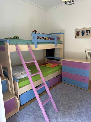 Κουκέτα με 4 συρτάρια, σκάλα, βιβλιοθήκη, γραφείο και δύο καρέκλες, με στρώματα και σεντόνια Guy Laroche