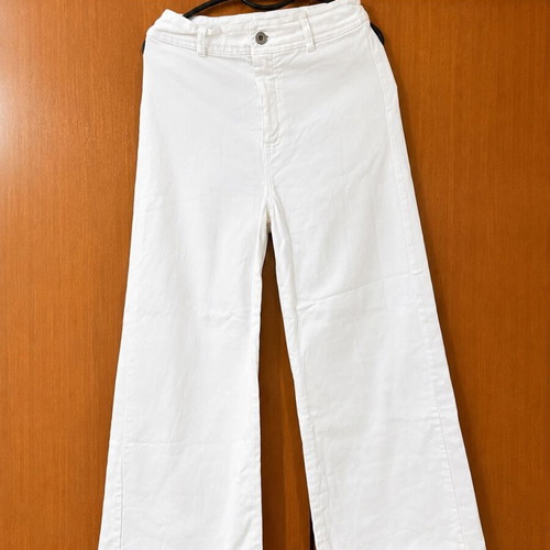 White cropped jeans size S like new with frayed hem