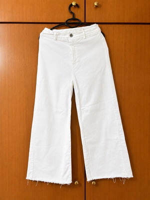 White cropped jeans size S like new with frayed hem