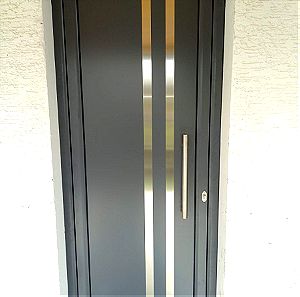 Πόρτα αλουμινίου με κλειδαριά ασφαλείας.