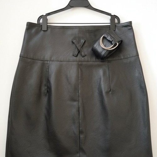 Paranoia leatherette skirt like new, black, size M