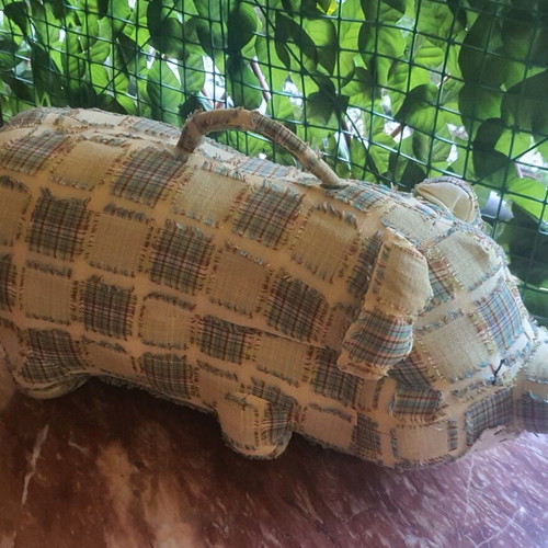 Pig-shaped pillow like new